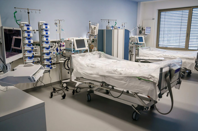 New York hospital uses one ventilator on two patients New York hospital uses one ventilator on two patients