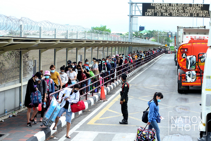 Over 1,500 Thais cross over from Malaysia via Sadao checkpoint Over 1,500 Thais cross over from Malaysia via Sadao checkpoint