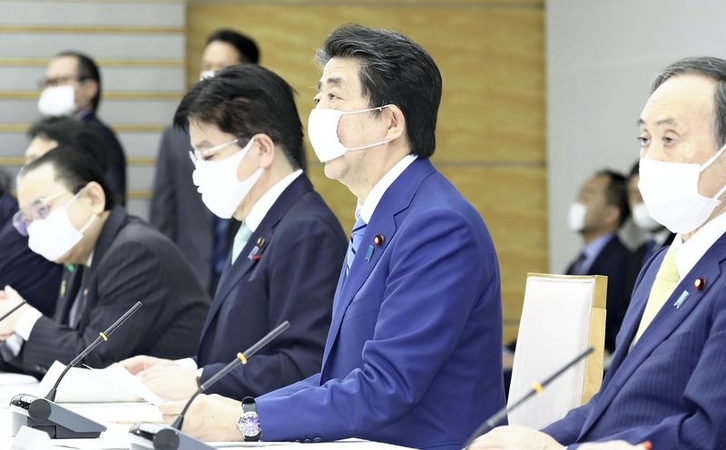 Abe asks companies to reduce workers going to offices by 70% Abe asks companies to reduce workers going to offices by 70%