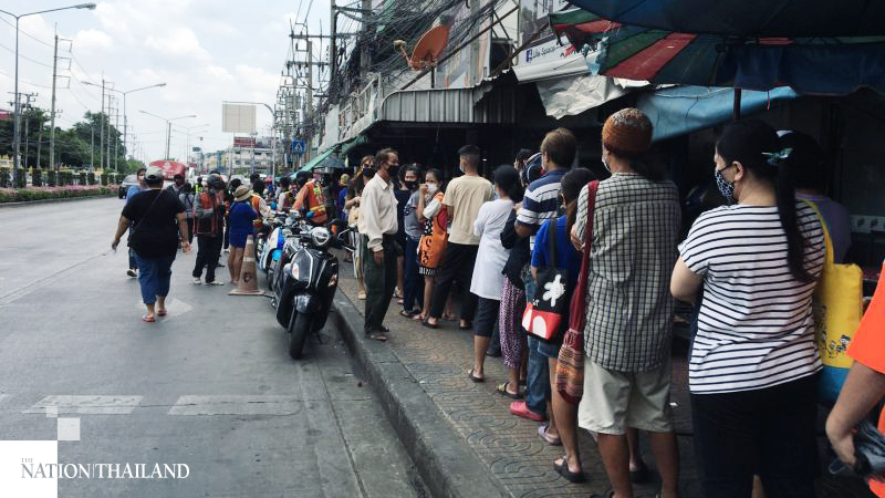 Crowd at Don Muang who gathered for food donations told to monitor symptoms Crowd at Don Muang who gathered for food donations told to monitor symptoms