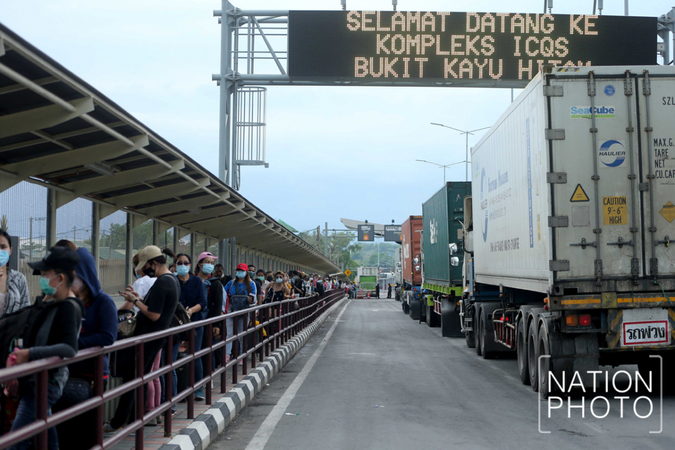 Hundreds of Thais from Malaysia arrive without proper documentation Hundreds of Thais from Malaysia arrive without proper documentation