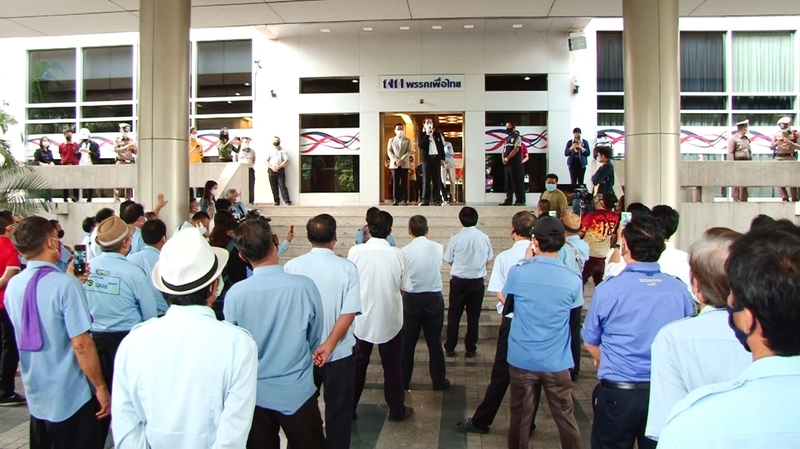 Pheu Thai denies giving Bt2,000 cash handouts to taxi drivers Pheu Thai denies giving Bt2,000 cash handouts to taxi drivers