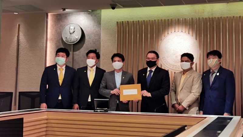 Bt1.9tn stimulus should target low-income Thais, say Dems Bt1.9tn stimulus should target low-income Thais, say Dems