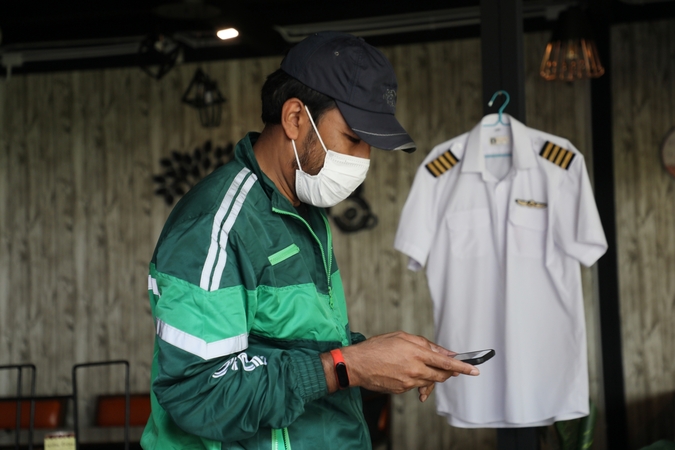 Grounded pilot takes off with Grab food delivery Grounded pilot takes off with Grab food delivery