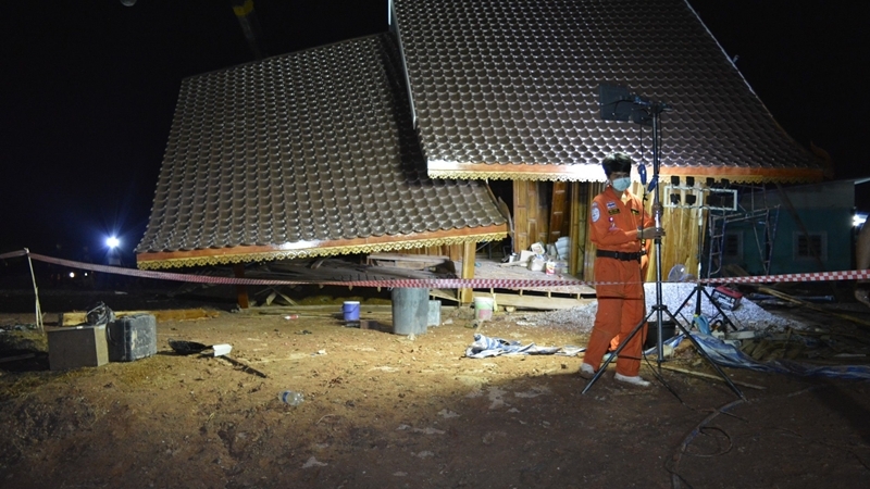 Police probe building collapse after schoolboy killed Police probe building collapse after schoolboy killed