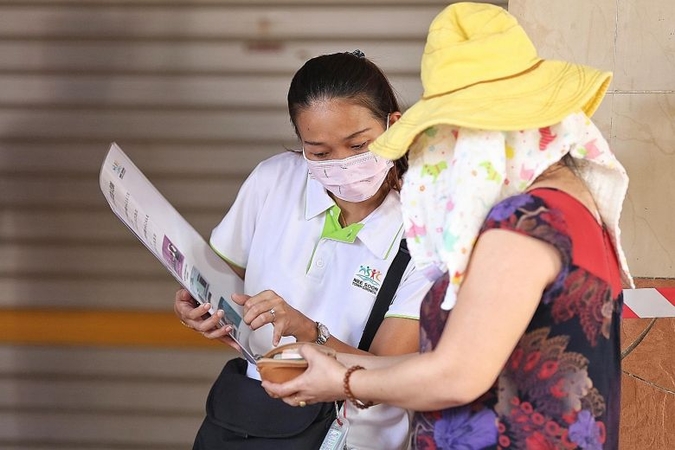 Coronavirus: At least 350,000 in Singapore still commuting to work daily Coronavirus: At least 350,000 in Singapore still commuting to work daily