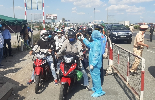 Checking temperatures at a quarantine post in HCM City. — VNA/VNS Photo Đinh Hằng