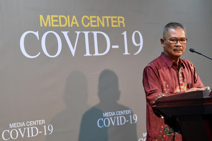 Achmad Yurianto, the government's spokesperson for COVID-19, gives a press statement at the Executive Office of the President in Jakarta on Wednesday. (Antara/Sigid Kurniawan)