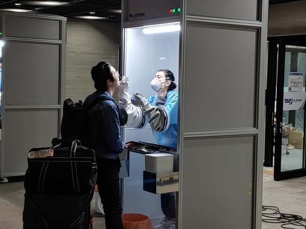 S. Korea’s ‘walk-thru’ testing booth goes global S. Korea’s ‘walk-thru’ testing booth goes global