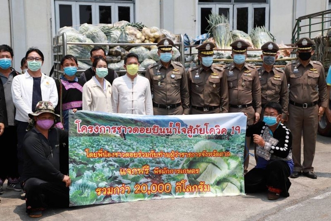 Hilltribes send bounty to suffering locals in Tak Hilltribes send bounty to suffering locals in Tak