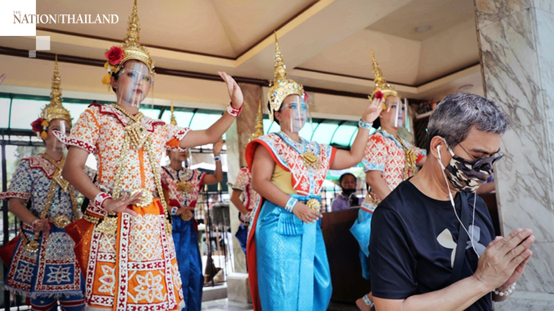 Bleak sight at Erawan shrine as worshippers stay away Bleak sight at Erawan shrine as worshippers stay away