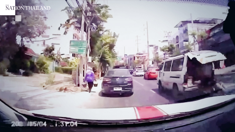 Patient ‘slides’ out of ambulance in morning traffic Patient ‘slides’ out of ambulance in morning traffic