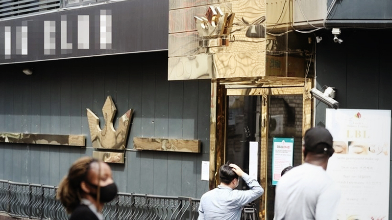 People pass by a night club in Itaewon, Seoul on May 7, 2020. The club was shut down as a man in his 20s, who tested positive for COVID-19 virus the previous day, is known to have visited the place on May 1. Some 500 people were reportedly there at that time. (Yonhap)