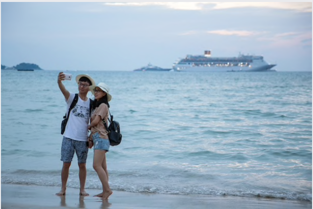 Tourists take a selfie photograph at Patong Beach in Patong, Phuket, Thailand, on Jan. 16, 2018. MUST CREDIT: Bloomberg photo by Taylor Weidman.
