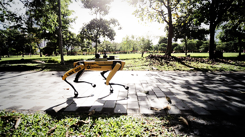 Robot reminds visitors of safe distancing measures in Bishan-Ang Mo Kio Park Robot reminds visitors of safe distancing measures in Bishan-Ang Mo Kio Park