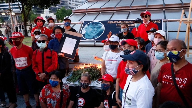 Red shirt arrested for allegedly holding public gathering to commemorate Seh Daeng Red shirt arrested for allegedly holding public gathering to commemorate Seh Daeng