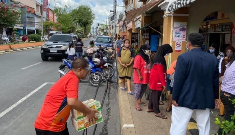 Satun gets first sharing pantry as nationwide relief effort sweeps south Satun gets first sharing pantry as nationwide relief effort sweeps south