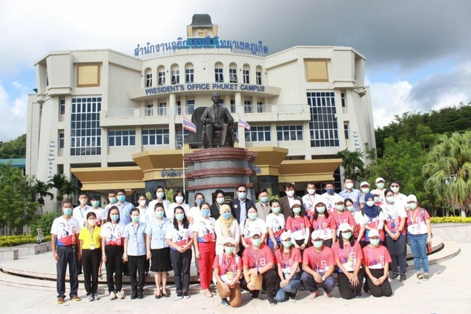 Songkhla medics hailed for battling Phuket outbreak Songkhla medics hailed for battling Phuket outbreak
