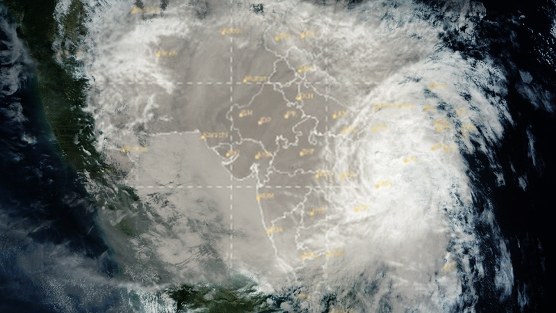 Cyclone Amphan hits Bengal, Kolkata and nearby areas witness high-speed winds Cyclone Amphan hits Bengal, Kolkata and nearby areas witness high-speed winds