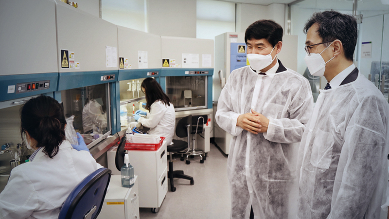 Korean drug firms in early stage of coronavirus vaccine development Korean drug firms in early stage of coronavirus vaccine development