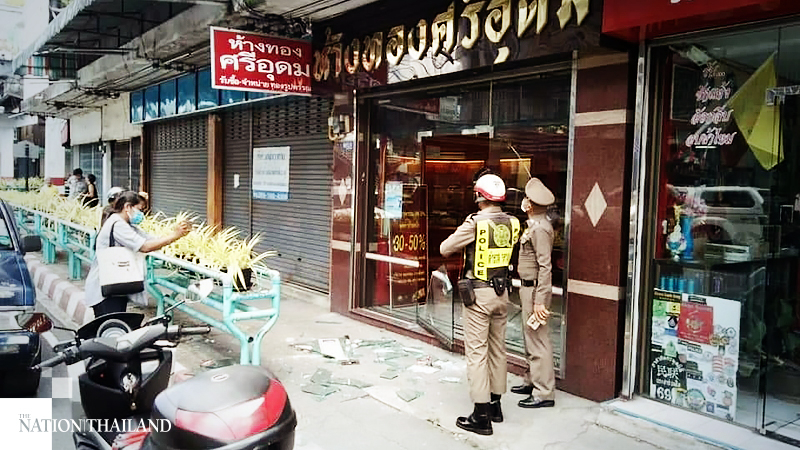 Gold shop owner injures self in failed bid to stop robber Gold shop owner injures self in failed bid to stop robber