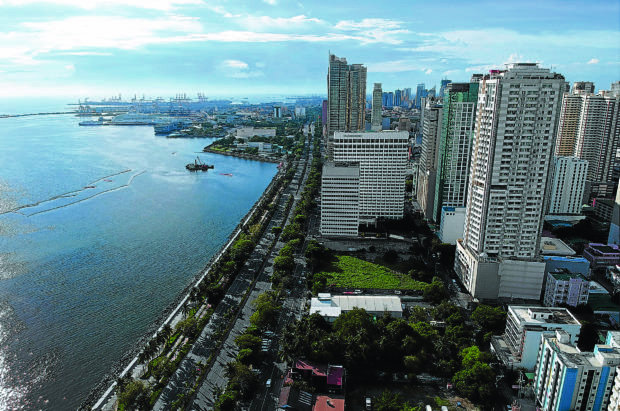 CLEAR AIR Balcony view of Manila’s coastline on Sunday, the 72nd day of the lockdown in the metropolis. The government is considering downgrading the lockdown to a modified general community quarantine starting June 1. —GRIG C. MONTEGRANDE
