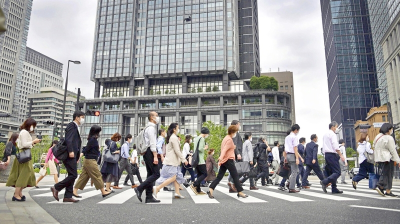 Public returns to Tokyo-area streets as businesses resume operations Public returns to Tokyo-area streets as businesses resume operations
