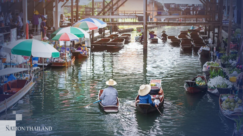 Ratchaburi’s famed floating market reopens with free boat rides Ratchaburi’s famed floating market reopens with free boat rides