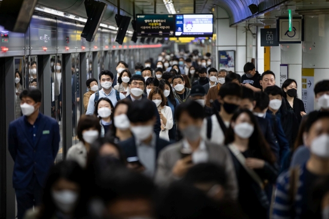 Passengers in a subway station in Seoul, South Korea, on May 18., 2020. MUST CREDIT: Bloomberg photo by SeongJoon Cho.