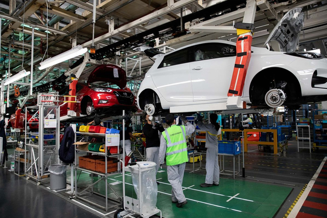 Renault to cut 14,600 jobs worldwide in race to slash costs Renault to cut 14,600 jobs worldwide in race to slash costs