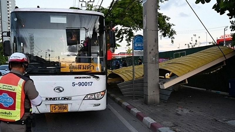 Man injured as bus stop in Bangkok collapses Man injured as bus stop in Bangkok collapses
