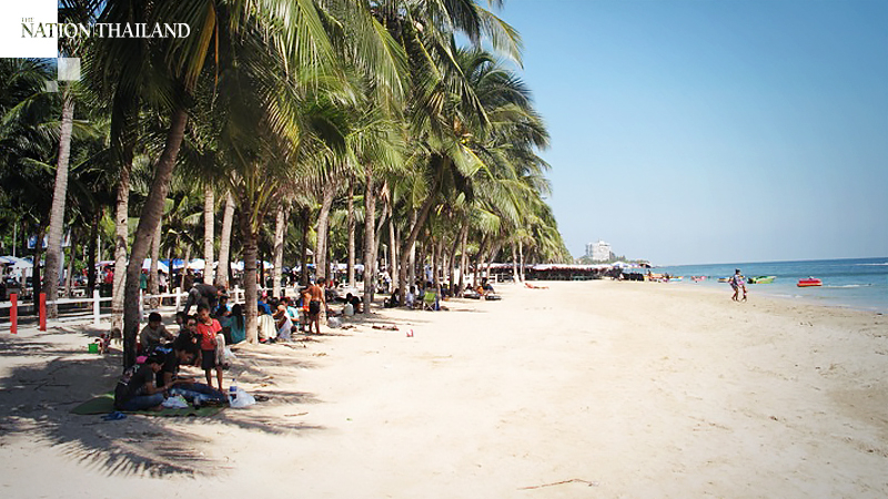 Bang Saen locals dive in as beach finally reopens Bang Saen locals dive in as beach finally reopens