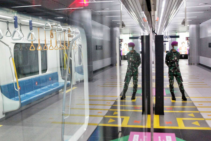 Soldiers stand guard at the MRT station in the Hotel Indonesia traffic circle in Jakarta. (JP/Seto Wardhana.)