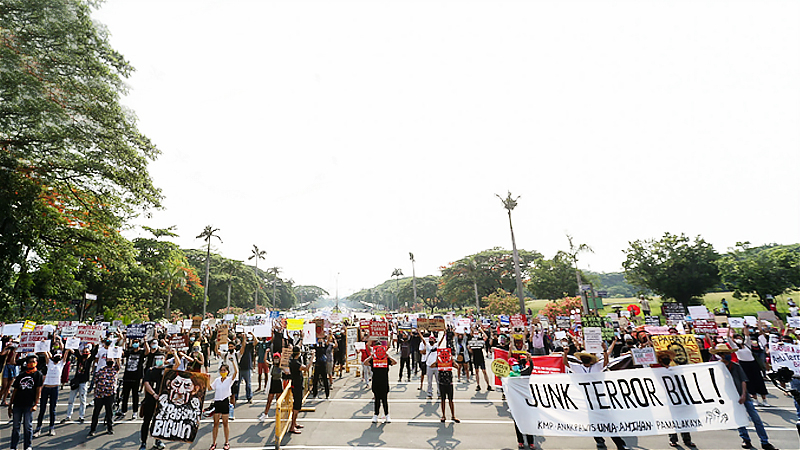 ‘DRACONIAN’ Hundreds of protesters from militant groups, wearing protective masks and shields and defying quarantine restrictions, gather on University Avenue of the University of the Philippines campus in Diliman, Quezon City, on Thursday to rail against the approval of the antiterror bill in the House of Representatives. The measure allows warrantless arrests, detention for 14 days without charges and wiretapping in pursuit of the government’s war on terror. —LYN RILLON