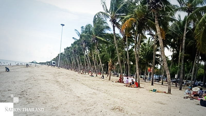 Vendors, beach chairs back on Bang Saen beach Vendors, beach chairs back on Bang Saen beach
