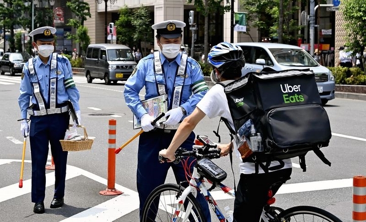 Police in Tokyo cracking down on reckless cyclists Police in Tokyo cracking down on reckless cyclists