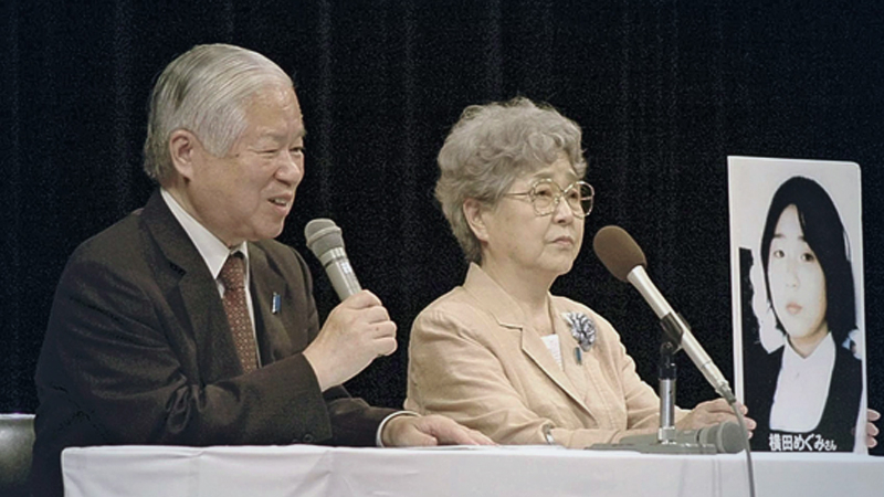 Shigeru Yokota and his wife, Sakie, give a lecture in Tsuruoka, Yamagata Prefecture, in June 2008. MUST CREDIT: Yomiuri Shimbun
