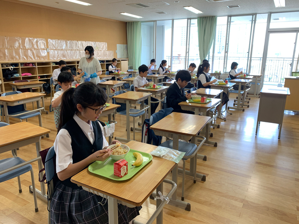 In a Tokyo school, temperature checks and silent lunches as Japan restarts classes In a Tokyo school, temperature checks and silent lunches as Japan restarts classes