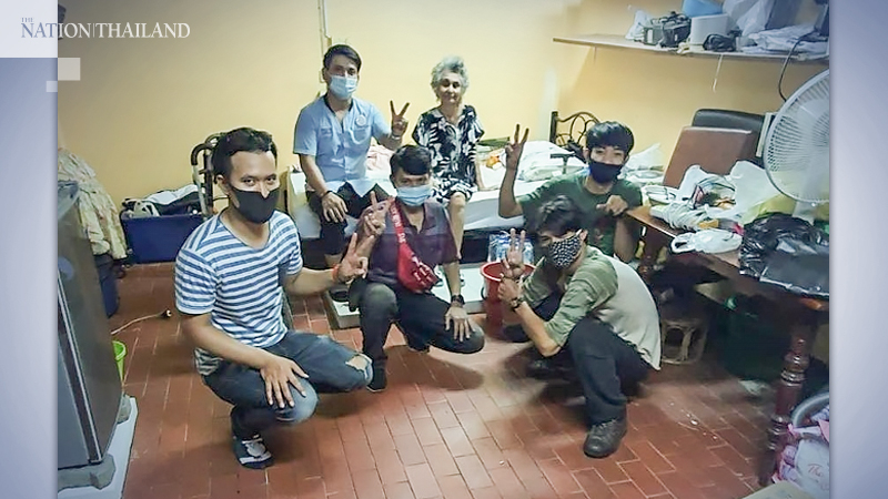 Netizens applaud Tesco delivery staff for cleaning bedridden customer’s home, giving her money Netizens applaud Tesco delivery staff for cleaning bedridden customer’s home, giving her money