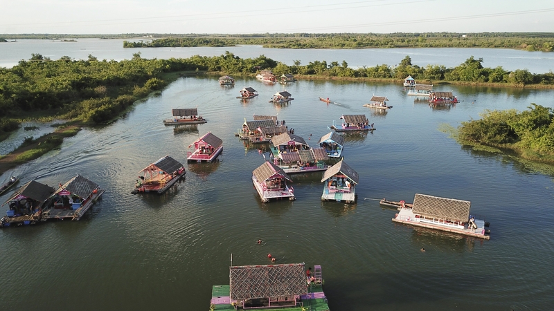 Visitors flood Nakhon Phanom’s scenic Nong Wai Lake Visitors flood Nakhon Phanom’s scenic Nong Wai Lake