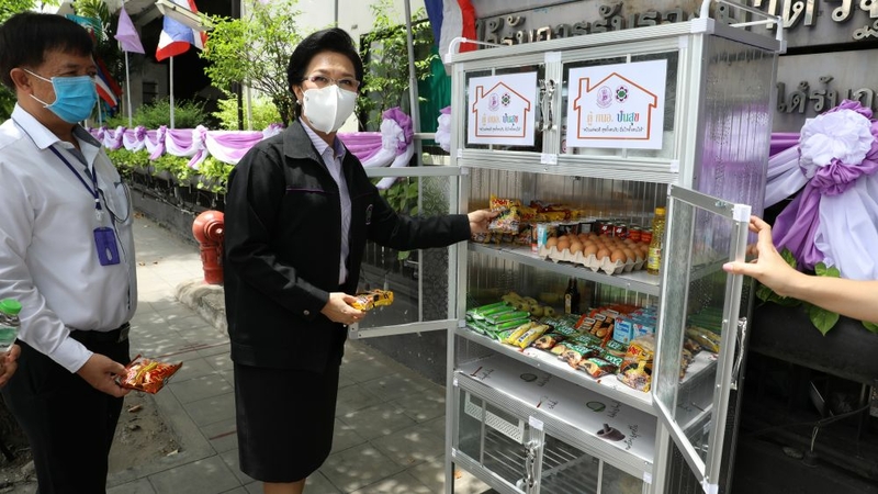 Shared pantries installed near industrial estates to help workers Shared pantries installed near industrial estates to help workers