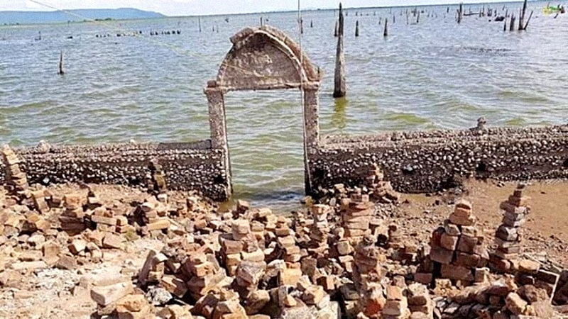 Drought unveils old temple ruins in Ubolratana reservoir Drought unveils old temple ruins in Ubolratana reservoir