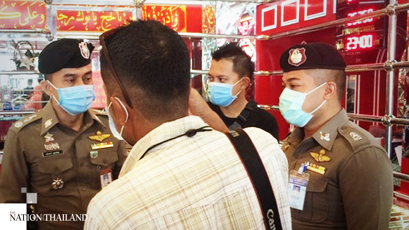 Couple arrested in Narathiwat for allegedly robbing necklaces from gold shop Couple arrested in Narathiwat for allegedly robbing necklaces from gold shop