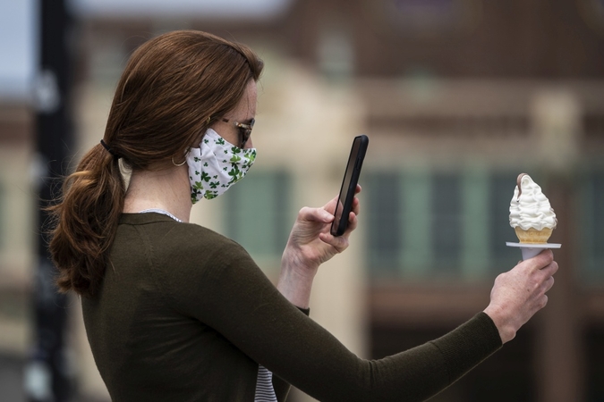 Masks - such as the one worn in May by a woman on the Asbury Park Boardwalk in New Jersey - have become a ubiquitous symbol of the coronavirus pandemic. A growing body of research suggests their role in helping stem transmission. MUST CREDIT: Washington Post photo by Jabin Botsford
Location: Asbury Park, United States