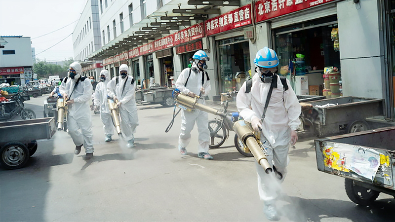 Workers disinfect the Yuegezhuang wholesale market in Beijing's Fengtai district on Tuesday. ZOU HONG/CHINA DAILY