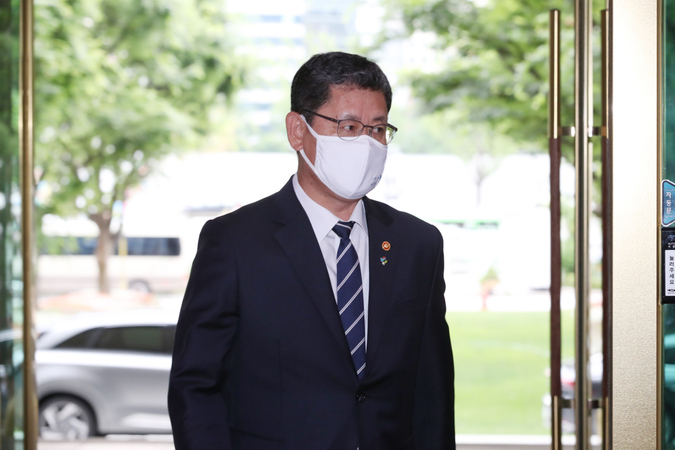 Moon accepts unification minister's resignation: Cheong Wa Dae Moon accepts unification minister's resignation: Cheong Wa Dae