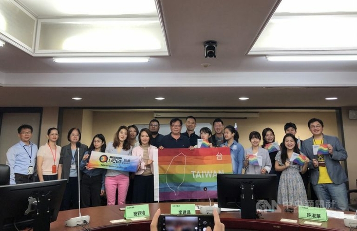 Taipei to boost ‘rainbow economy’ with mementos for foreign LGBT couples Taipei to boost ‘rainbow economy’ with mementos for foreign LGBT couples