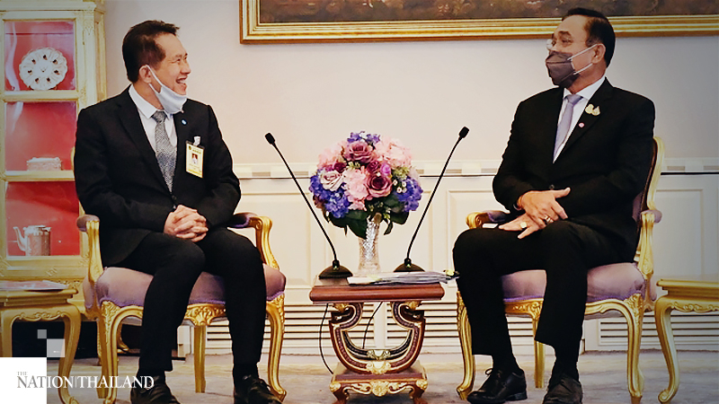 FTI chairman Supant Mongkolsuthree, left, with PM Prayut Chan-o-cha. (Photo credit: Royal Thai Government)