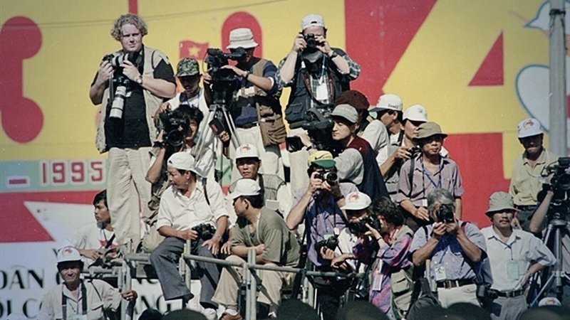 Vietnamese and foreign reporters cover the 20th anniversary of the Reunification Day (April 30, 1975 - April 30, 1995) in Hà Nội. — VNA/VNS File Photo