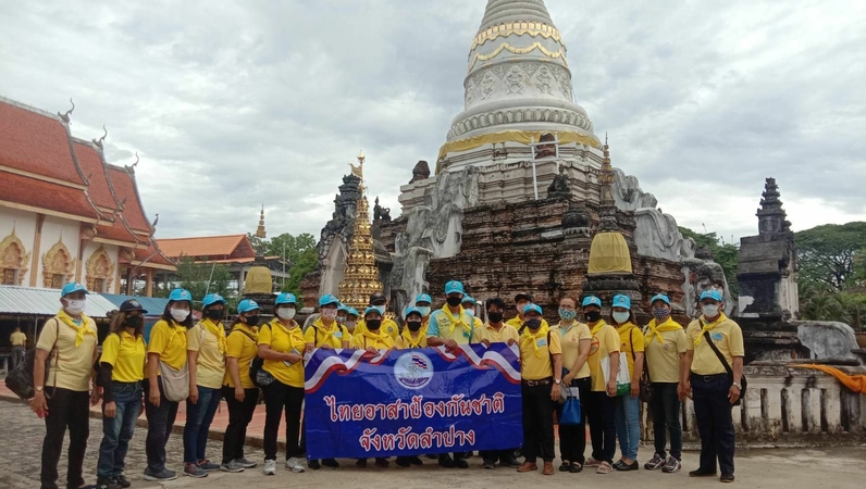 Volunteers help clean up Lampang temple Volunteers help clean up Lampang temple